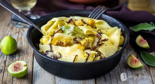 Pappardelle-con-fichi-seitan-radicchio.jpg