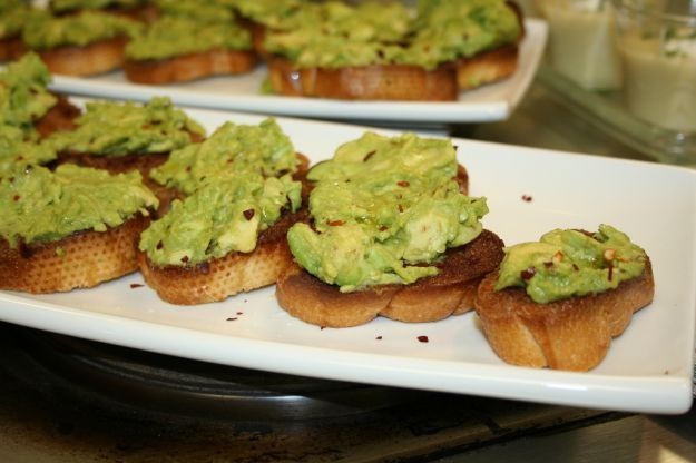 crostini-salsa-avocado.jpg